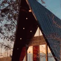 اجاره روزانه کلبه سوئیسی جنگلی با الاچیق درختی