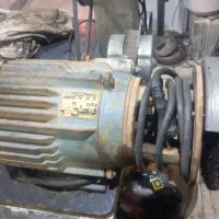 سنگ روی میز پمپ آب