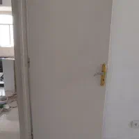 درب چوبی با دستگیره
