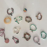 تعدادی دستبند دخترانه