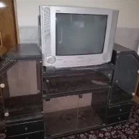 تلوزیون رنگی و میز تلوزیون در حد نو