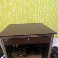 میز تحریر و کامپیوتر