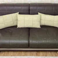 یک عدد مبل سه نفره چرم