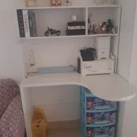 میز تحریر و کتابخانه