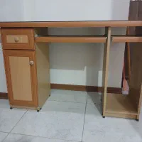 میز کامپیوتر با شیشه روش ، کاملا سالم