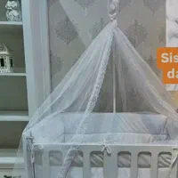 تخت کنار مادر