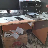 دو عدد ویترین و یک عدد میز کامپیوتر