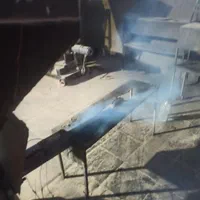 کارگر ساده برای تولید زغال فشرده