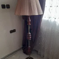 آباژور ایستاده