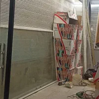 شیشه میرال و ریل و قابهای اطرافش