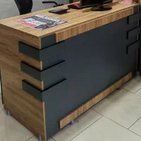 میز پیشخوان، صندلی چرخدار