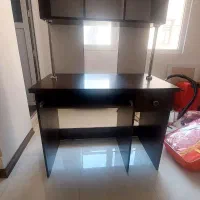 میز تحریر و کامپیوتر و کتابخانه سرهم