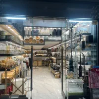 همکار خانم ایرانی یا اتباع در ف‌روشگاه آشپزخانه