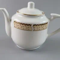 قوری به همراه وسایل دیگه