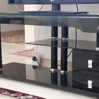 ایینه و شمعدانی و میز تلویزیون