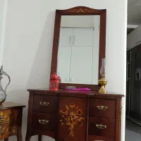 اینه و شمعدان با میز تلفن