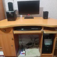 میز و کامپیوتر