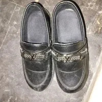 یک جفت کفش کالج پسر بچه