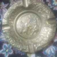 یک زیر سیگاری و یک دستبند قدیمی