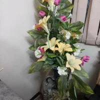 گلدان کنار سالنی و یک سبد گل رز