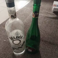 دو عدد بطری خالی