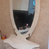آینه قدی به همراه میز