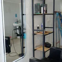 دکور شیک با لوازم آرایشگاه|آرایشگاه و سالنهای زیبایی|جلگه رخ, |دیوار