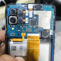 شاگرد تعمیرات موبایل