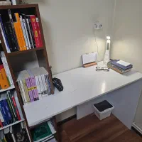 کتابخانه و میز تحریر