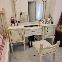 تخت دو نفره کلاسیک همراه میز توالت و پاتختی