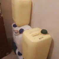 تعدادی دبه جا مایع