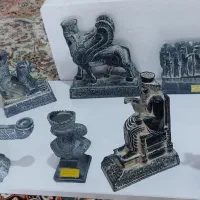 اثر باستانی مجسمه داریوش و فروهر و|اسباببازی بچه|تهران, کوهک|دیوار