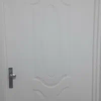 در ورودی اپارتمان همراه با دستگیره و قفل