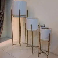 پایه گلدان به همراه گلدان