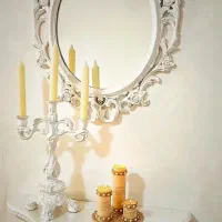 آینه، یک جفت شمعدان و کنسول