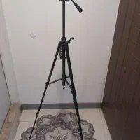 سه پایه دوربین و تراز لیزری