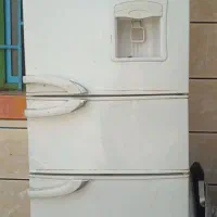 یک عدد یخچال به فروش می‌رسد