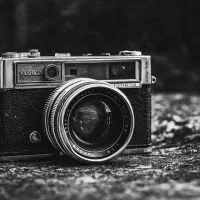 دوربین عکاسم جویای کار