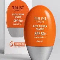 فروشنده لوازم آرایشی با گوشی