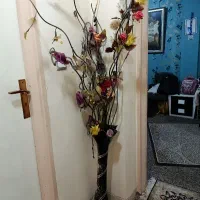 دو عدد گلدان با گل مصنوعی