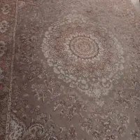 یه عدد فرش کرم رنگ