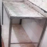 میز آهنی قابل استفاده در مغازه خونه