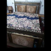 تختخواب همراه میزارایش وتشک سالم تمیز