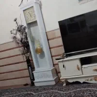 میز تلویزیون و ساعت ایستاده