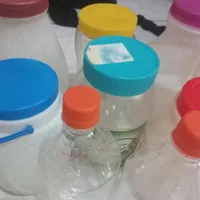 تعدادی دبه پلاستیکی