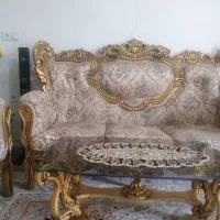 مبل سلطنتی ۷ نفره  سالم  همراه عسلی ها ومیز وسط