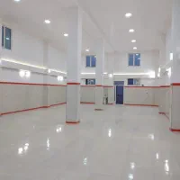 مغازه بزرگ همکف، ۲۱۵ مترمربع