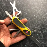 چاقوی چندکاره سفری ویکتورینوکس مدل 2.4913.C8