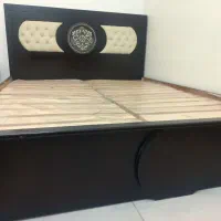 تخت دو نفره با کفی همراه یک جفت پاتختی