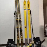 دو جفت چوب اسکی همراه با یک جفت بوت و متلقات